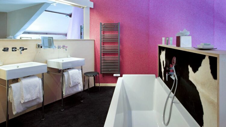 bathroom with bathtub-altapura val thorens