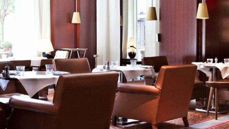 hotels in heaven Royal Monceau Raffles Paris bar culinary leather armchairs glasses lamps white tablecloth