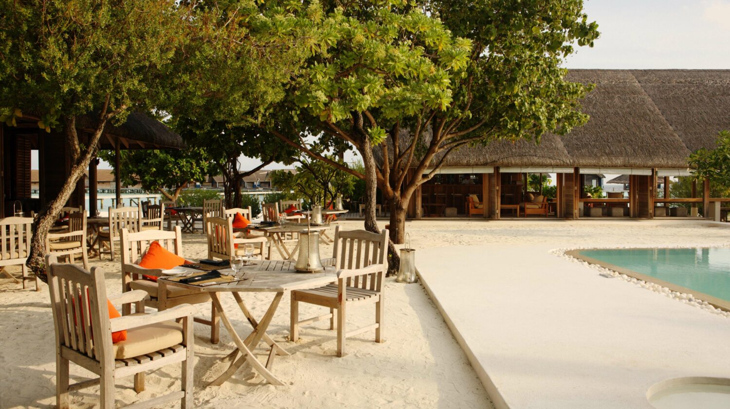 pool bar-COMO cocoa island maldives