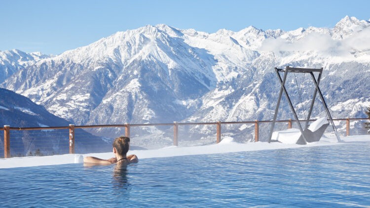 chalet_mirabell_pool_snow_mountains