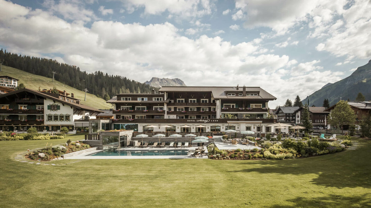 hotel-arlberg-outisde-building-spring