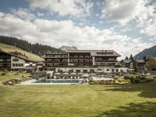 hotel-arlberg-outisde-building-spring