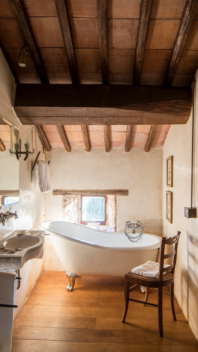 Castello-di-Vicarello_bathtub_mobile