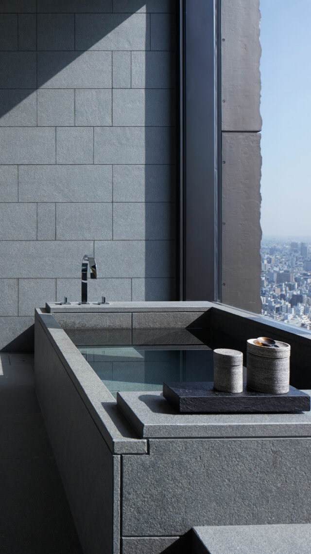 Aman-Tokyo_bathtub-mobile