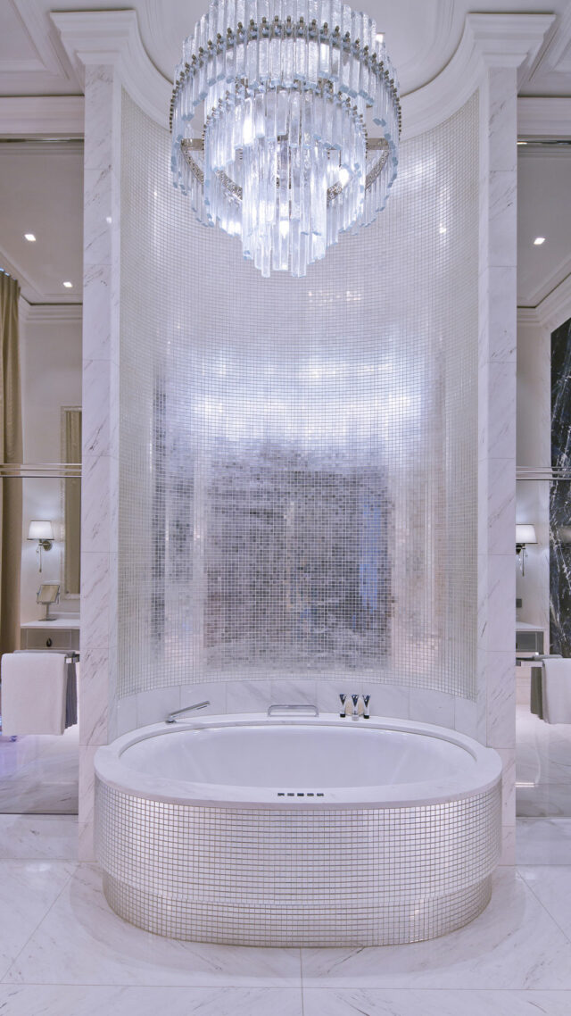 Park-Hyatt-Vienna_presidential-suite-bathtub-mobile