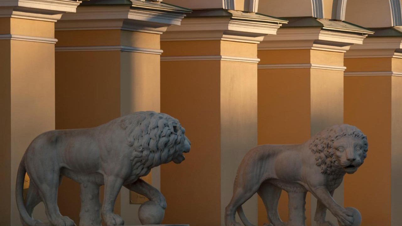 four_seasons_lions_palace_entrance_lions