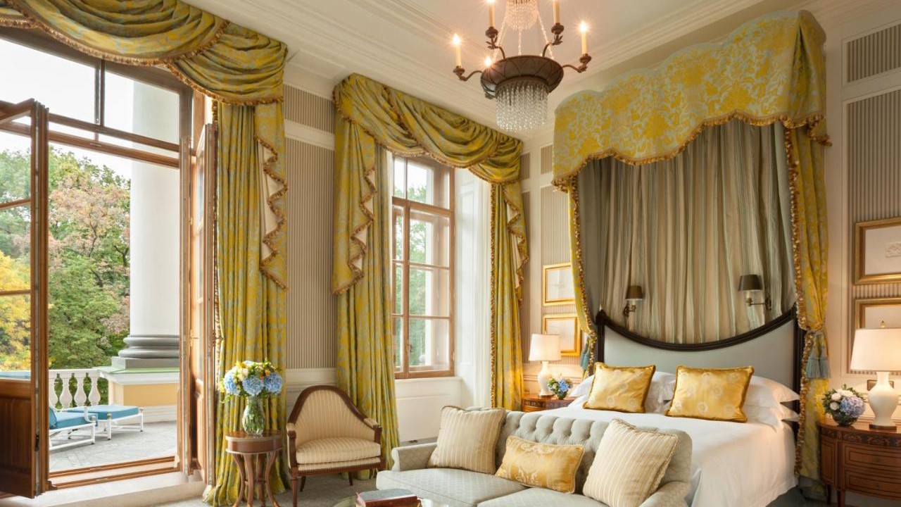 four_seasons_lions_palace_suite_bedroom