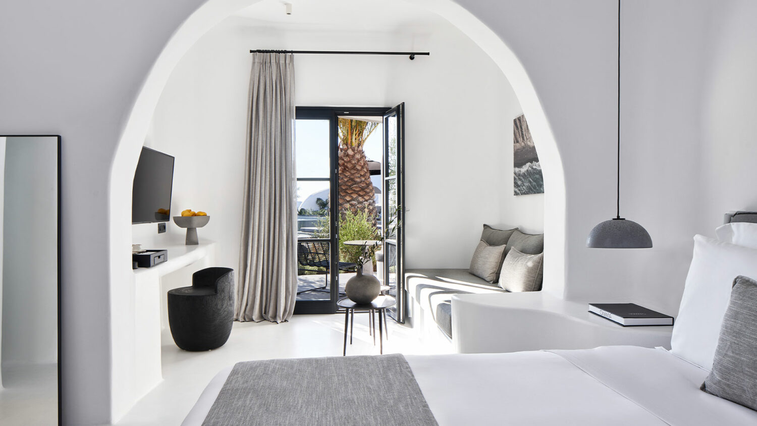 OMMA-Santorini_Junior-Suite-living-room
