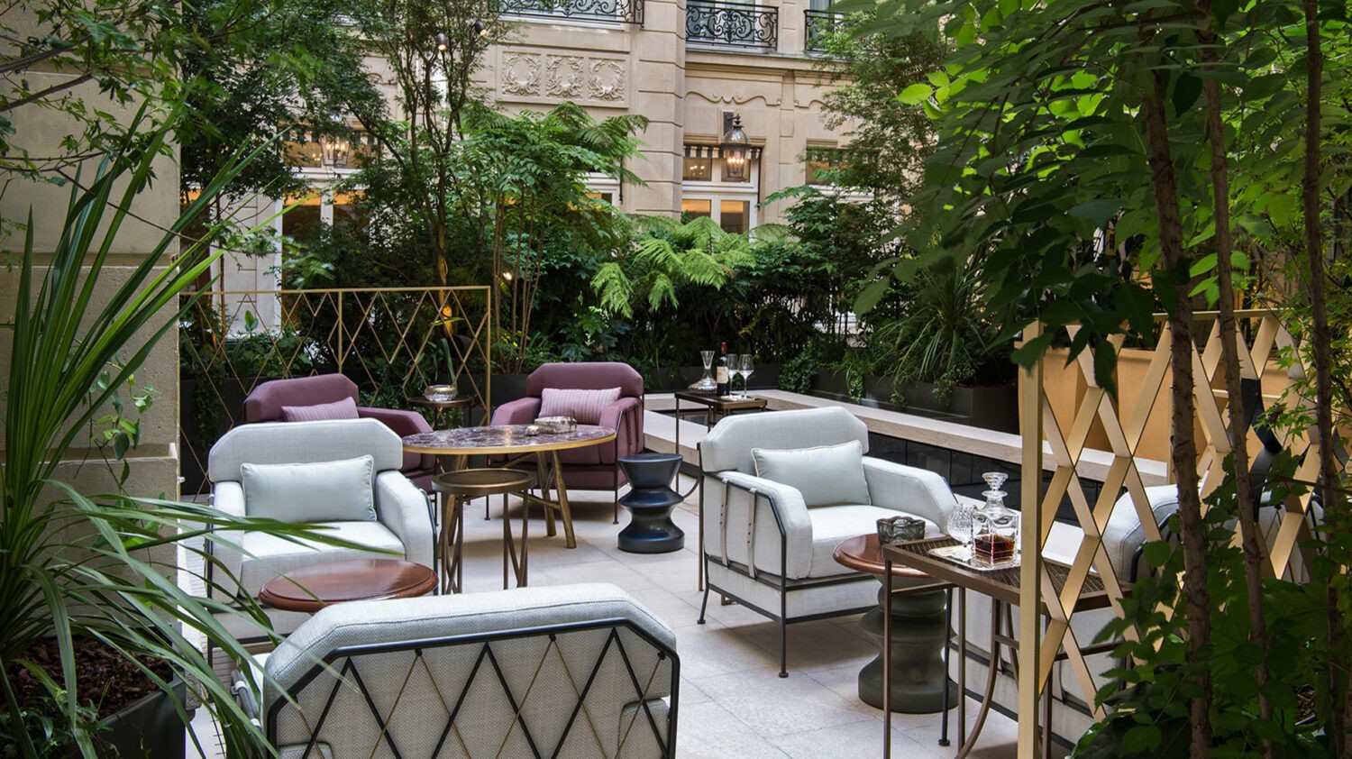 Hotel-de-Crillon_Inside-garden