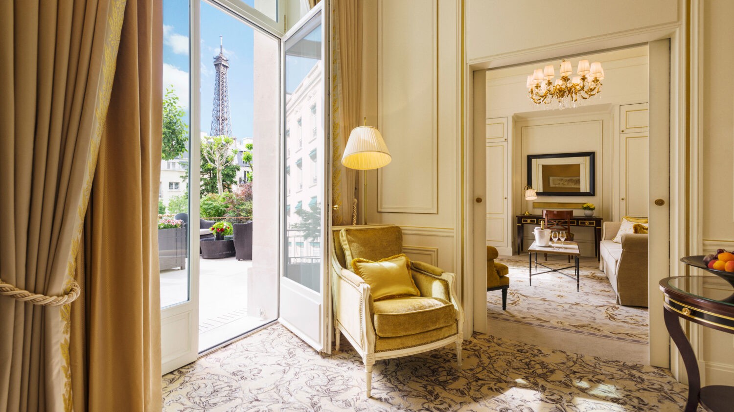 SLPR - Terrace Suite - mandatory to include show the parial Eiffel view