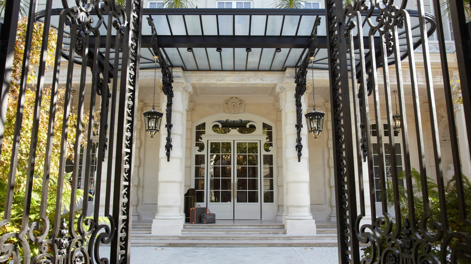 Shangri-La_Hotel-Entrance