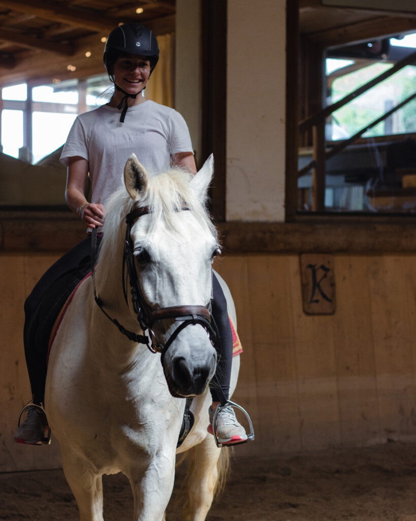 Stanglwirt_horse_7_riding_training_session_inddor_arena_lippizaner