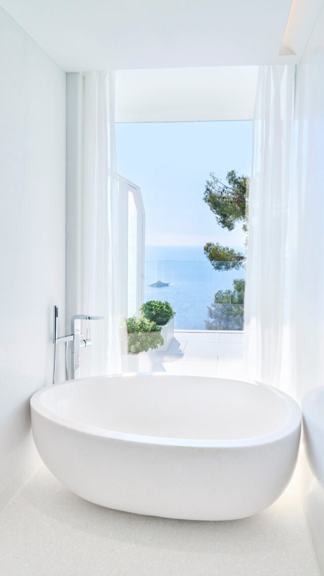 The_Maybourne_Riviera_corniche_bathtub
